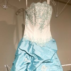 Prom Gown sz 6 adjustable tie back for chest area